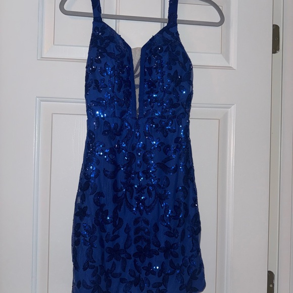 Elegant Blue Sequin Dress - Picture 5 of 6